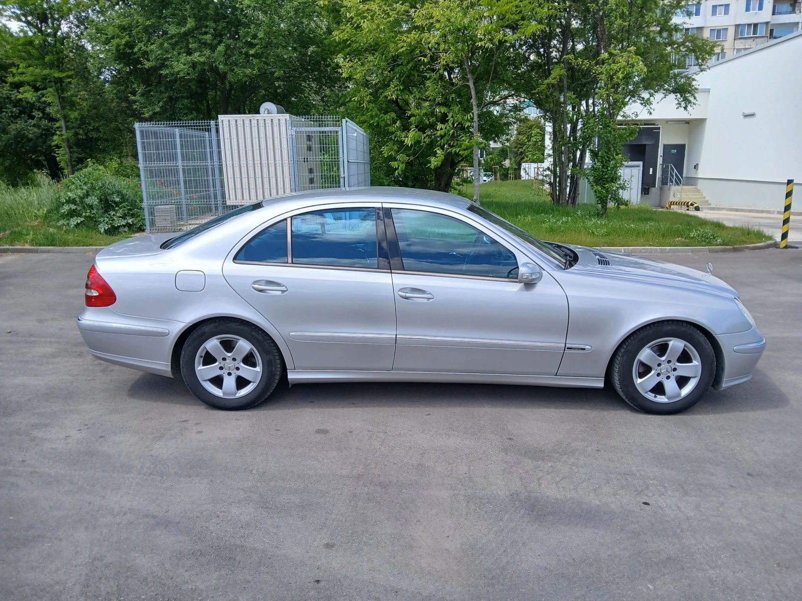 Mercedes-Benz E 270 2.7 CDI, снимка 4 - Автомобили и джипове - 54481487