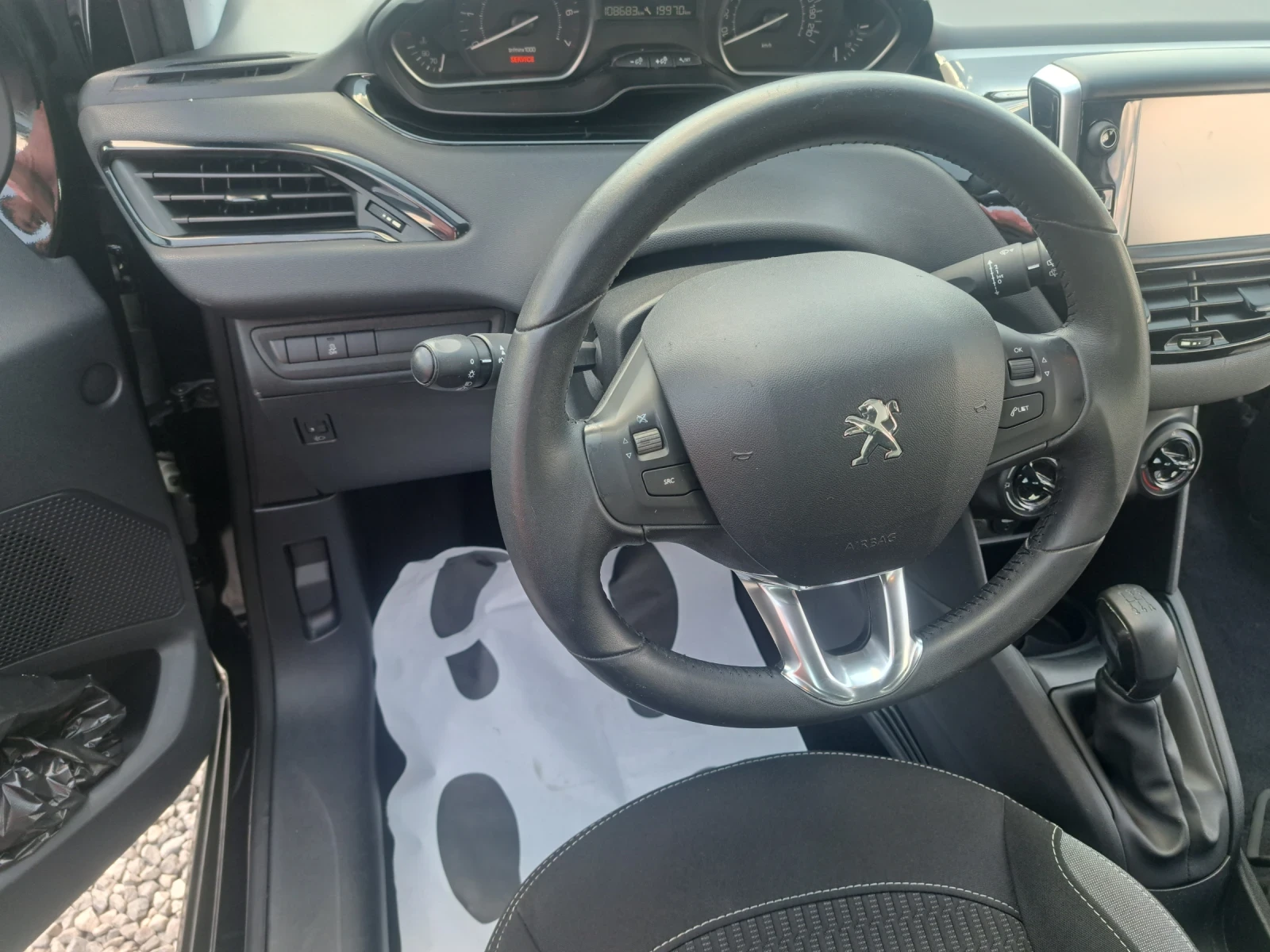 Peugeot 208 1.2 EURO6, снимка 9 - Автомобили и джипове - 55059345