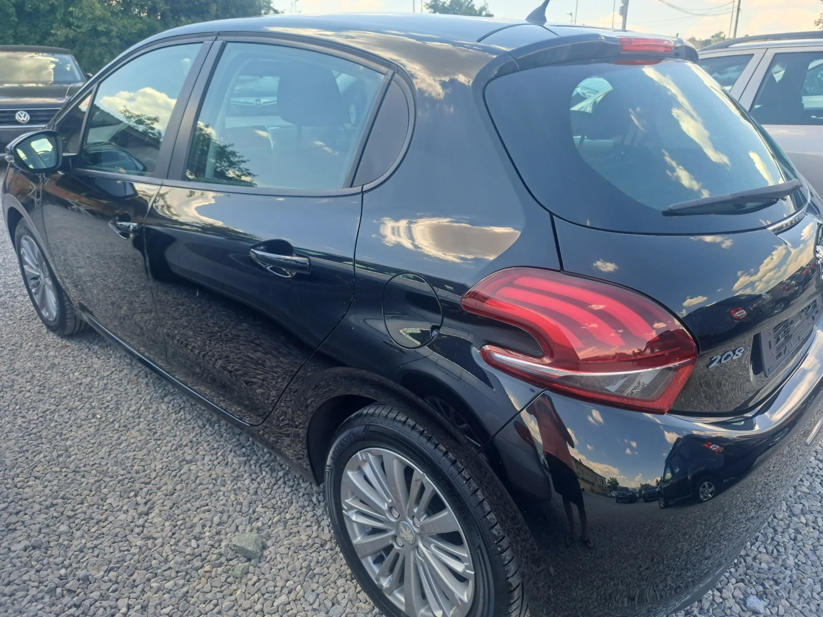 Peugeot 208 1.2 EURO6, снимка 3 - Автомобили и джипове - 55059345