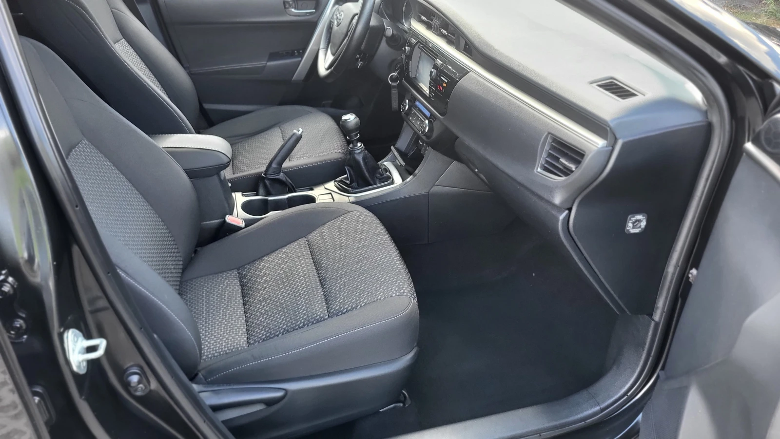 Toyota Corolla 1.6i, снимка 7 - Автомобили и джипове - 55950821
