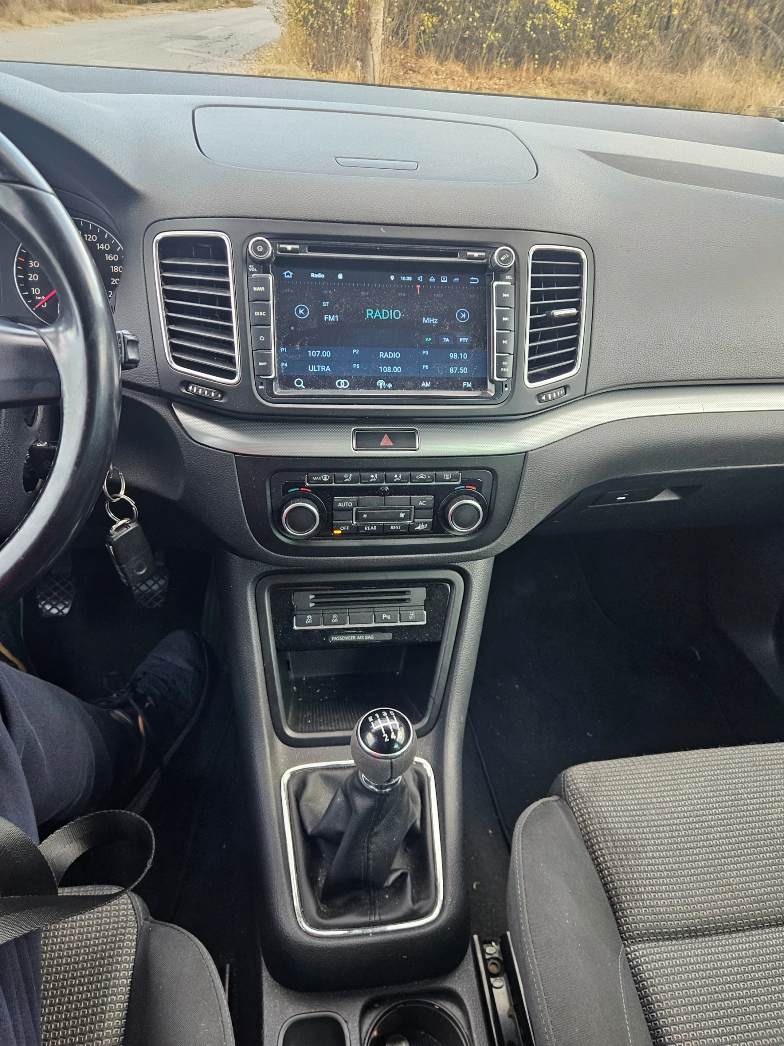 VW Sharan 2.0dizel 140ks 2011god-7 места!!!!, снимка 16 - Автомобили и джипове - 56718329