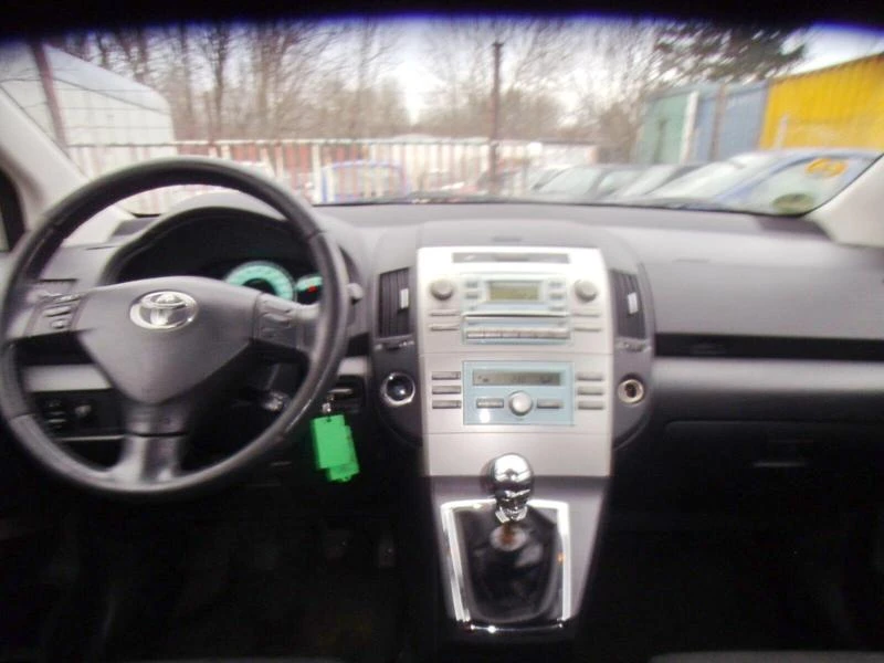 Toyota Corolla verso 2.0 D-4D, снимка 9 - Автомобили и джипове - 48333982