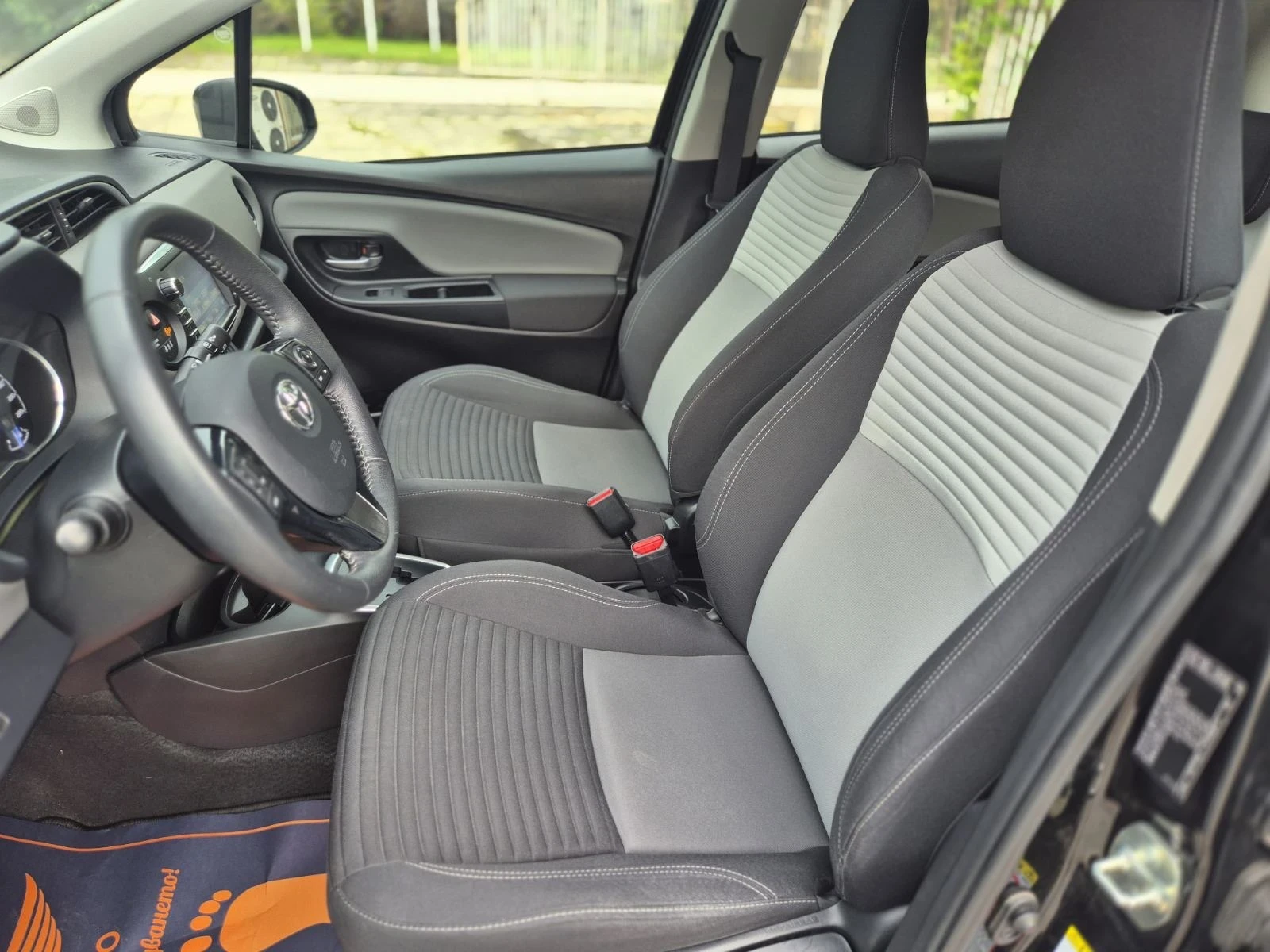 Toyota Yaris 1.5i Hybrid/Автомат/Сервизна история/ЛИЗИНГ - изображение 6