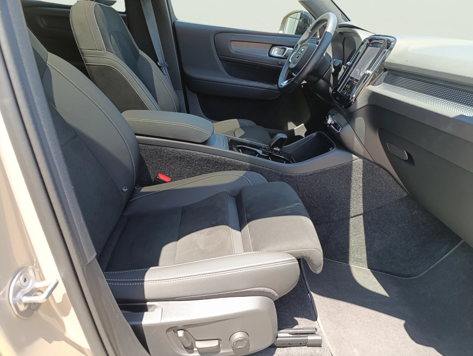 Volvo EC40 EV 82kWh, снимка 9 - Автомобили и джипове - 54930016