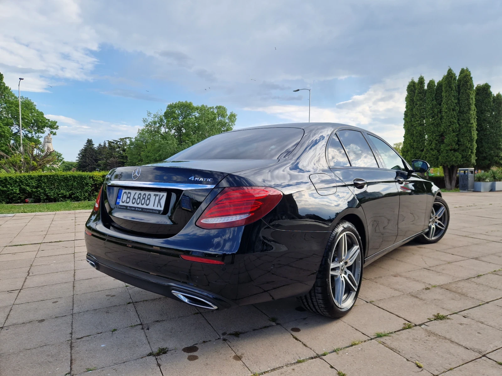 Mercedes-Benz E 220 AMG Line 4Matic, снимка 4 - Автомобили и джипове - 56289303