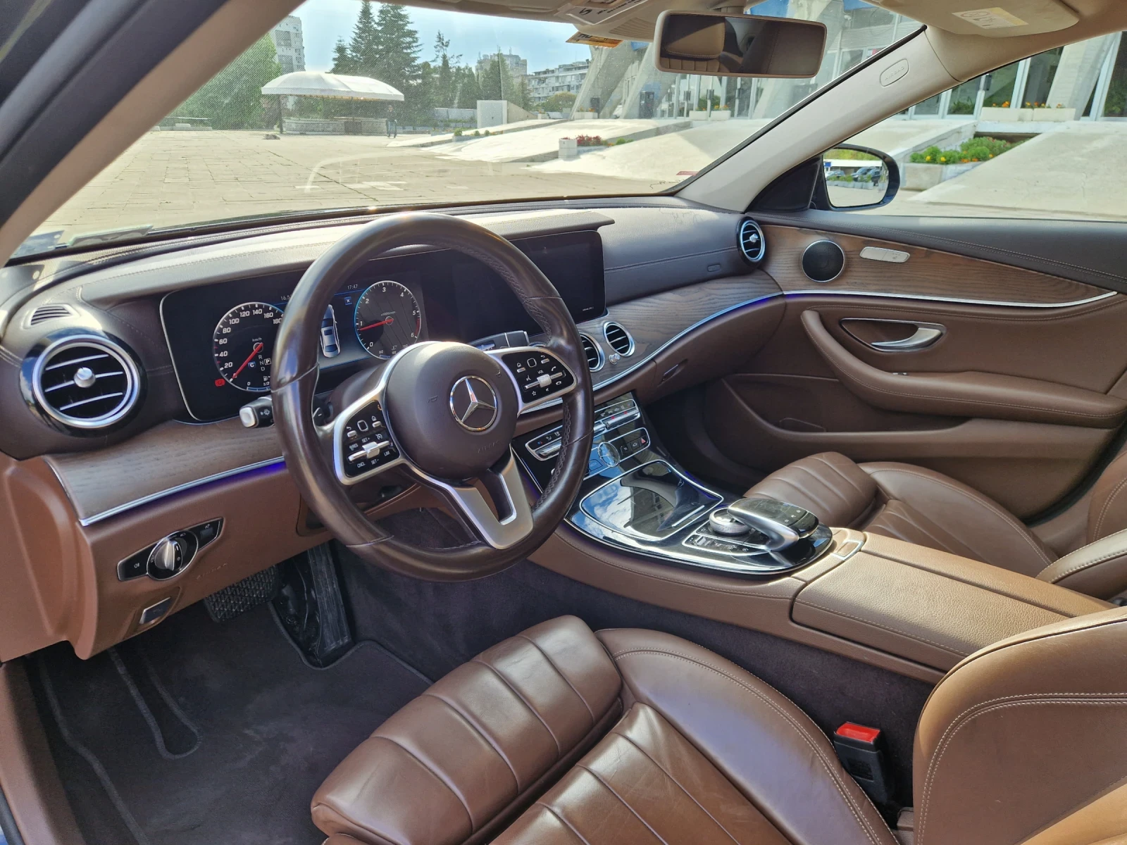 Mercedes-Benz E 220 AMG Line 4Matic, снимка 7 - Автомобили и джипове - 56289303