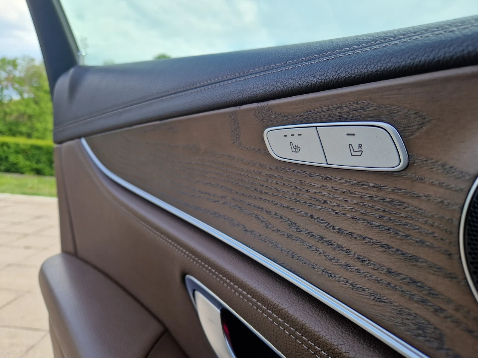 Mercedes-Benz E 220 AMG Line 4Matic, снимка 13 - Автомобили и джипове - 56289303