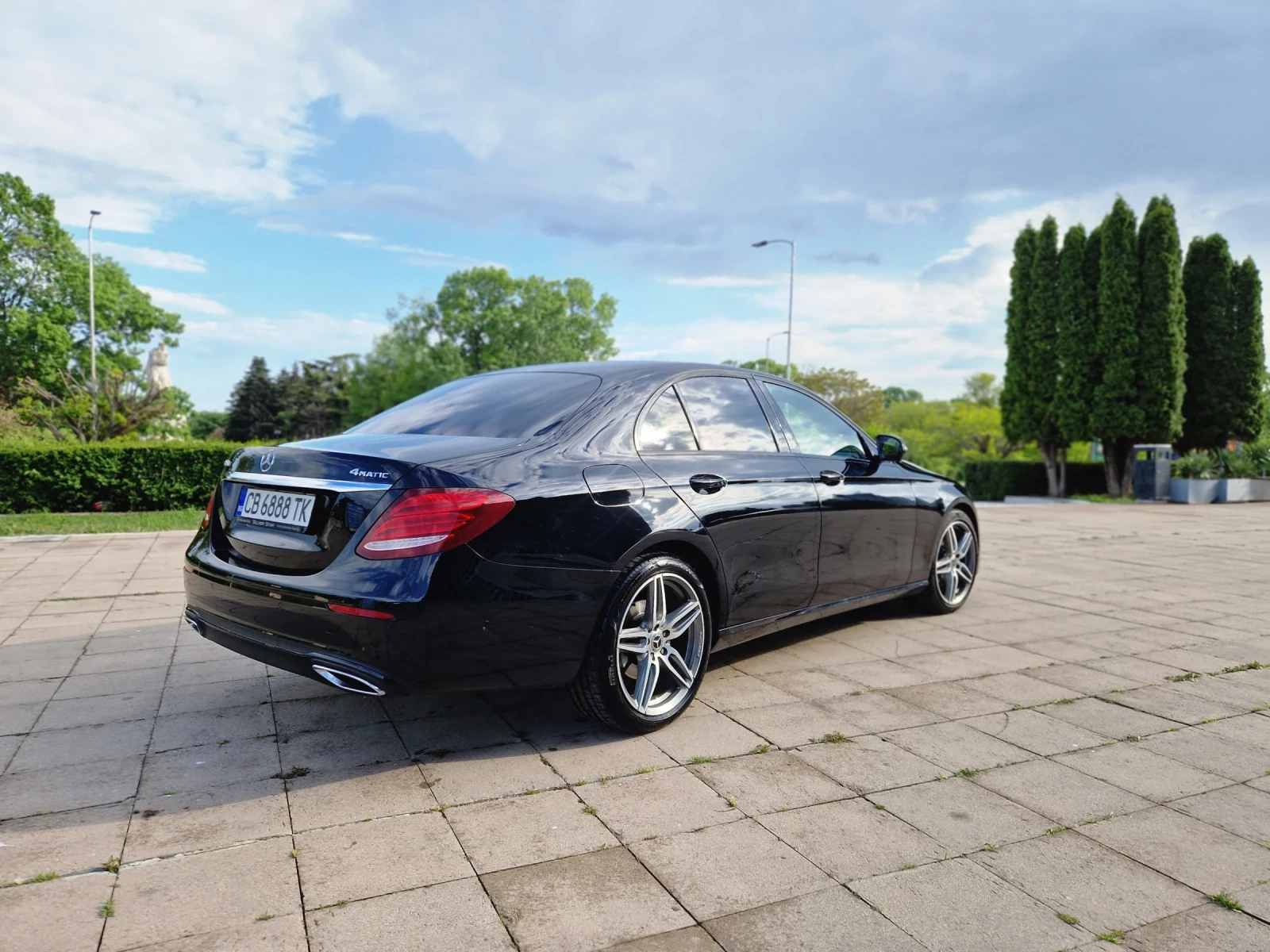 Mercedes-Benz E 220 AMG Line 4Matic, снимка 5 - Автомобили и джипове - 56289303