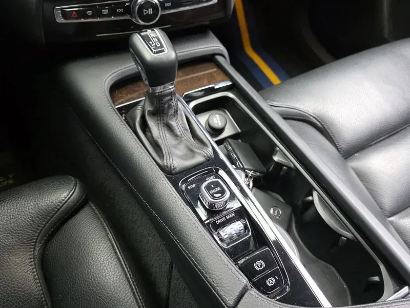 Volvo Xc90 D5 Momentum, снимка 9 - Автомобили и джипове - 56161626