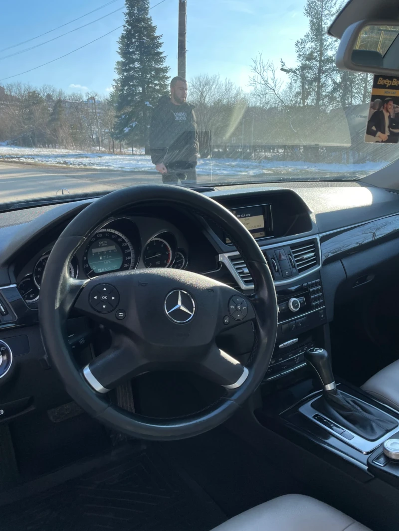 Mercedes-Benz E 220, снимка 5 - Автомобили и джипове - 48189835