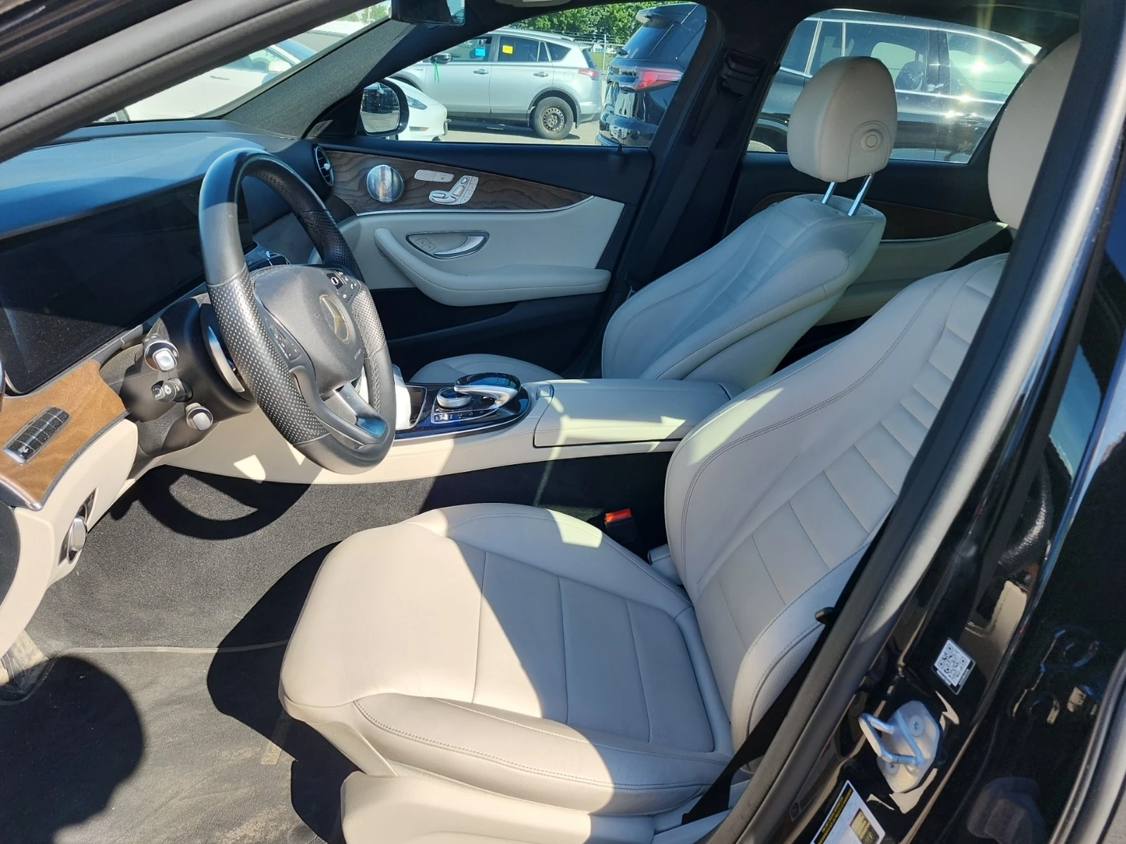 Mercedes-Benz E 400 * * CARFAX * * АВТО КРЕДИТ * * , снимка 5 - Автомобили и джипове - 54827565