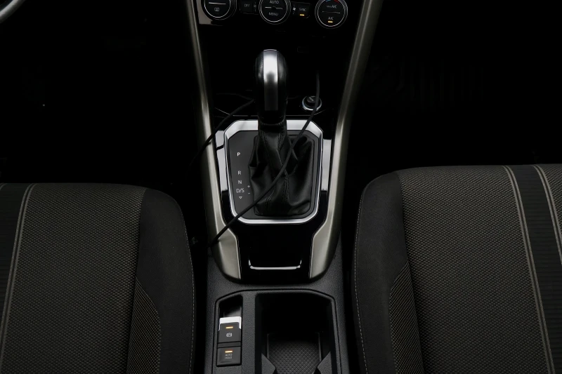 VW T-Roc, снимка 12 - Автомобили и джипове - 52653816