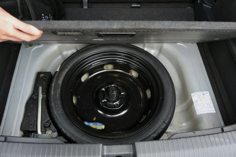 VW T-Roc, снимка 16 - Автомобили и джипове - 52653816