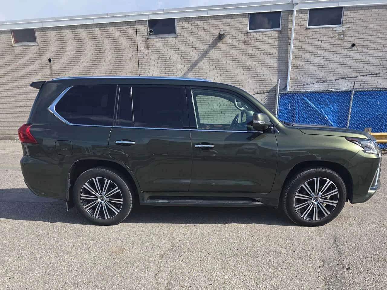 Lexus LX 570 HUD| ТЕЛЕВИЗОРИ| 360САМ| 7 МЕСТЕН| 2 КЛЮЧА| , снимка 4 - Автомобили и джипове - 54940497