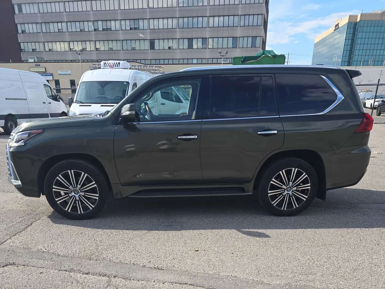 Lexus LX 570 HUD| ТЕЛЕВИЗОРИ| 360САМ| 7 МЕСТЕН| 2 КЛЮЧА| , снимка 3 - Автомобили и джипове - 54940497