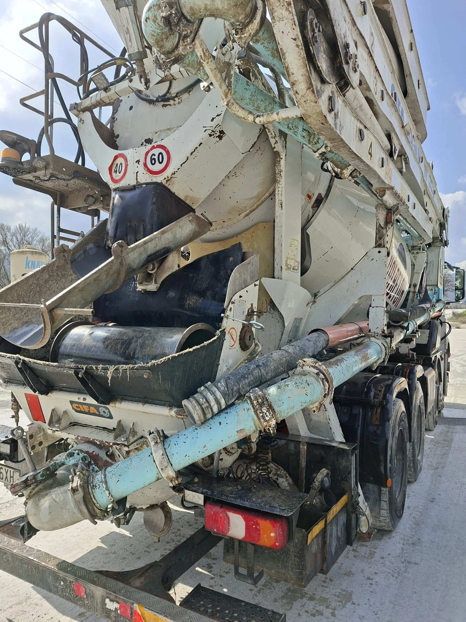 Бетон помпа Mercedes-Benz 4148 / 32meters, снимка 12 - Индустриална техника - 54190305