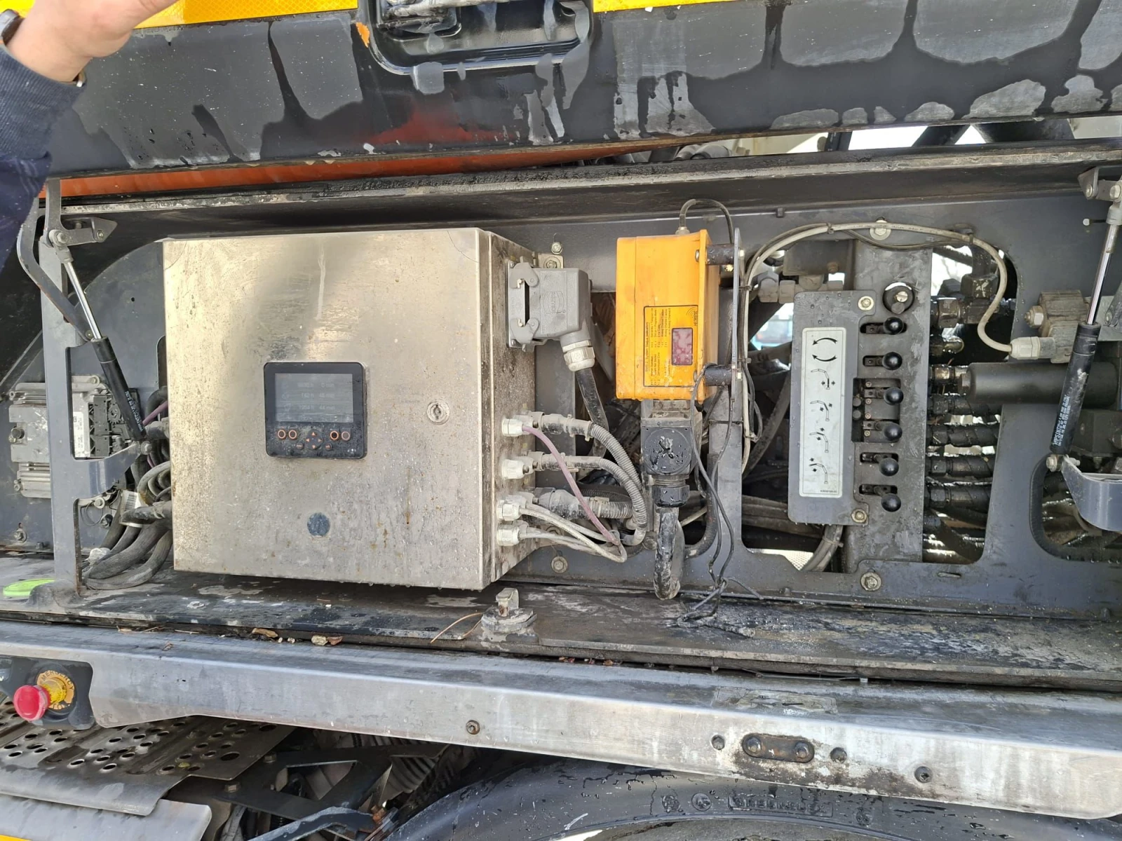 Бетон помпа Mercedes-Benz 4148 / 32meters, снимка 15 - Индустриална техника - 54190305