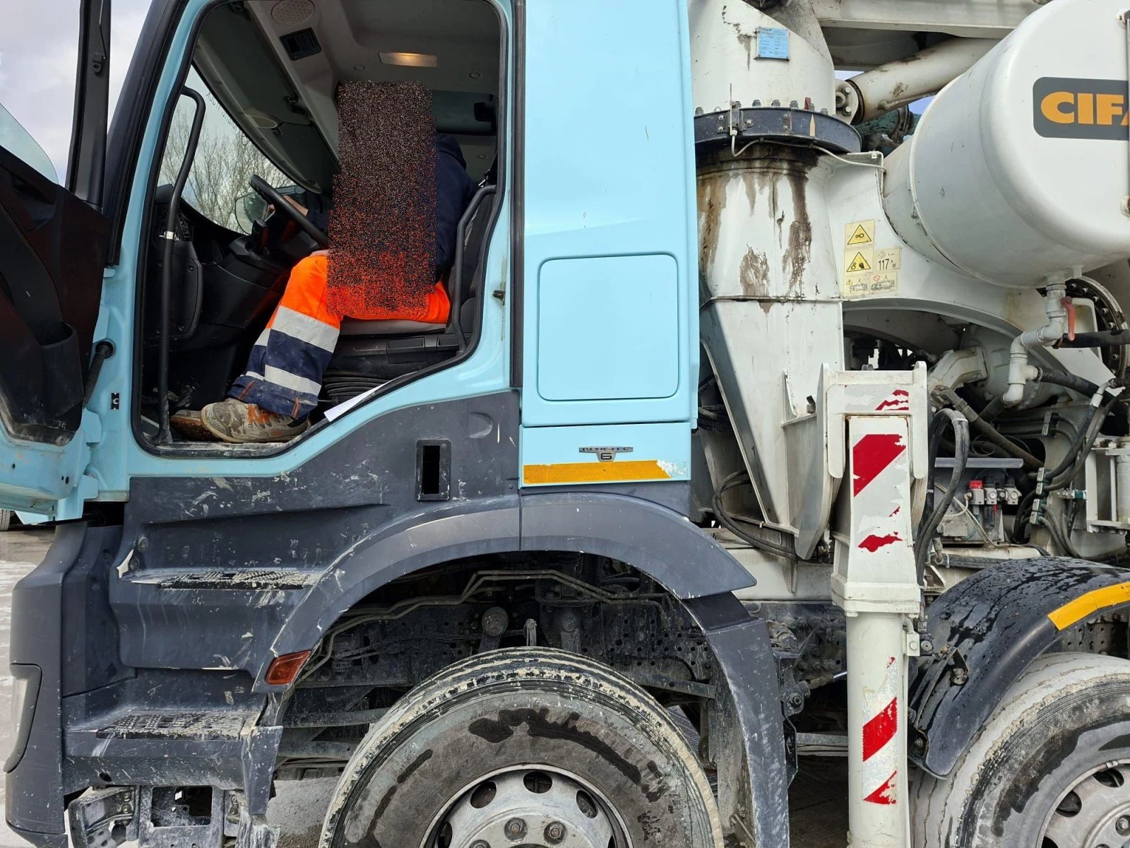 Бетон помпа Mercedes-Benz 4148 / 32meters, снимка 3 - Индустриална техника - 54190305