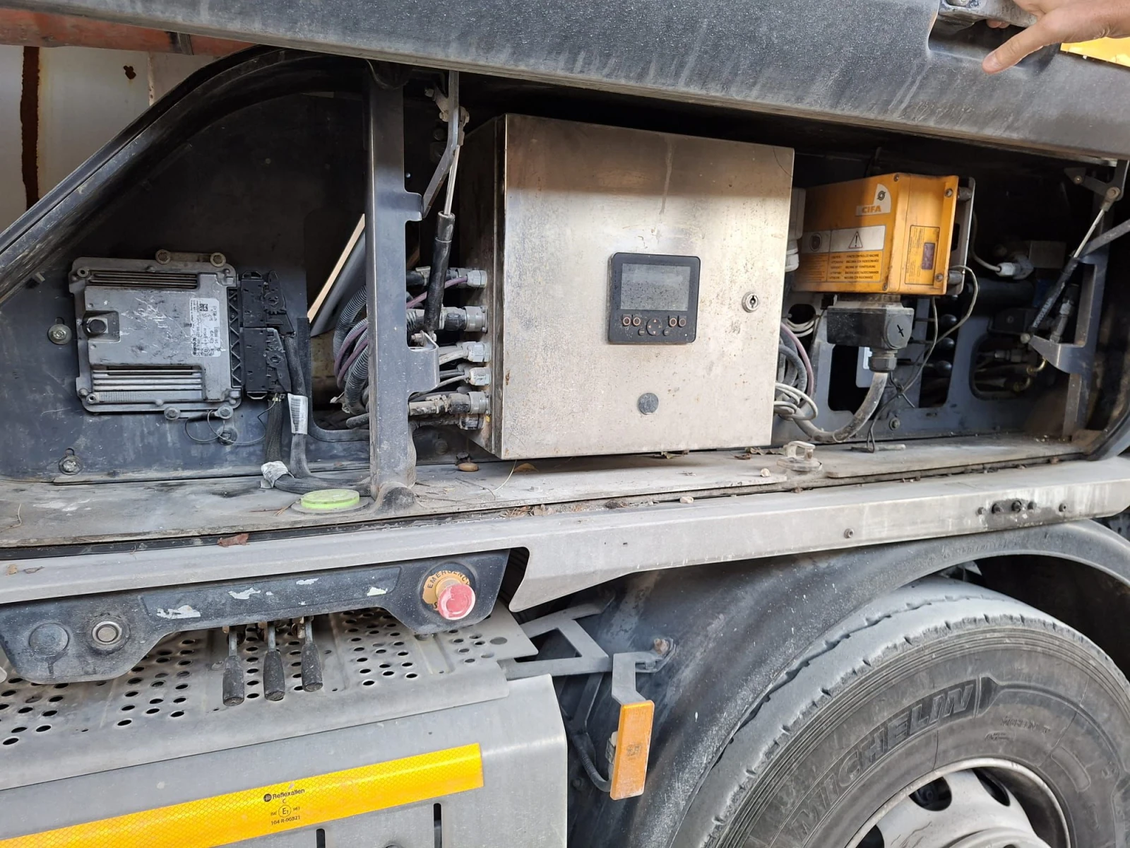 Бетон помпа Mercedes-Benz 4148 / 32meters, снимка 14 - Индустриална техника - 54190305