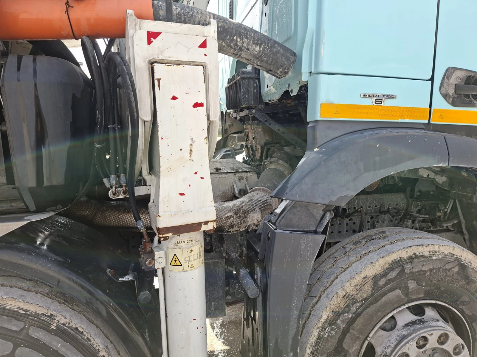 Бетон помпа Mercedes-Benz 4148 / 32meters, снимка 11 - Индустриална техника - 54190305