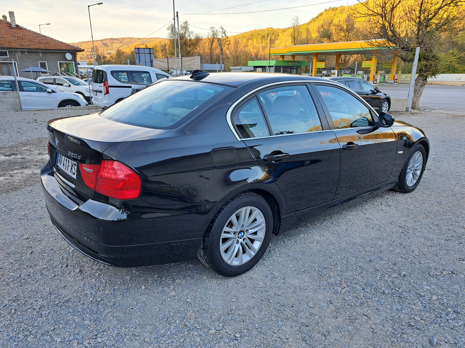 BMW 320 d* КЛИМА* КОЖА* NAVI* ТЕМПОМАТ* ПАРКТРОНИК - изображение 2