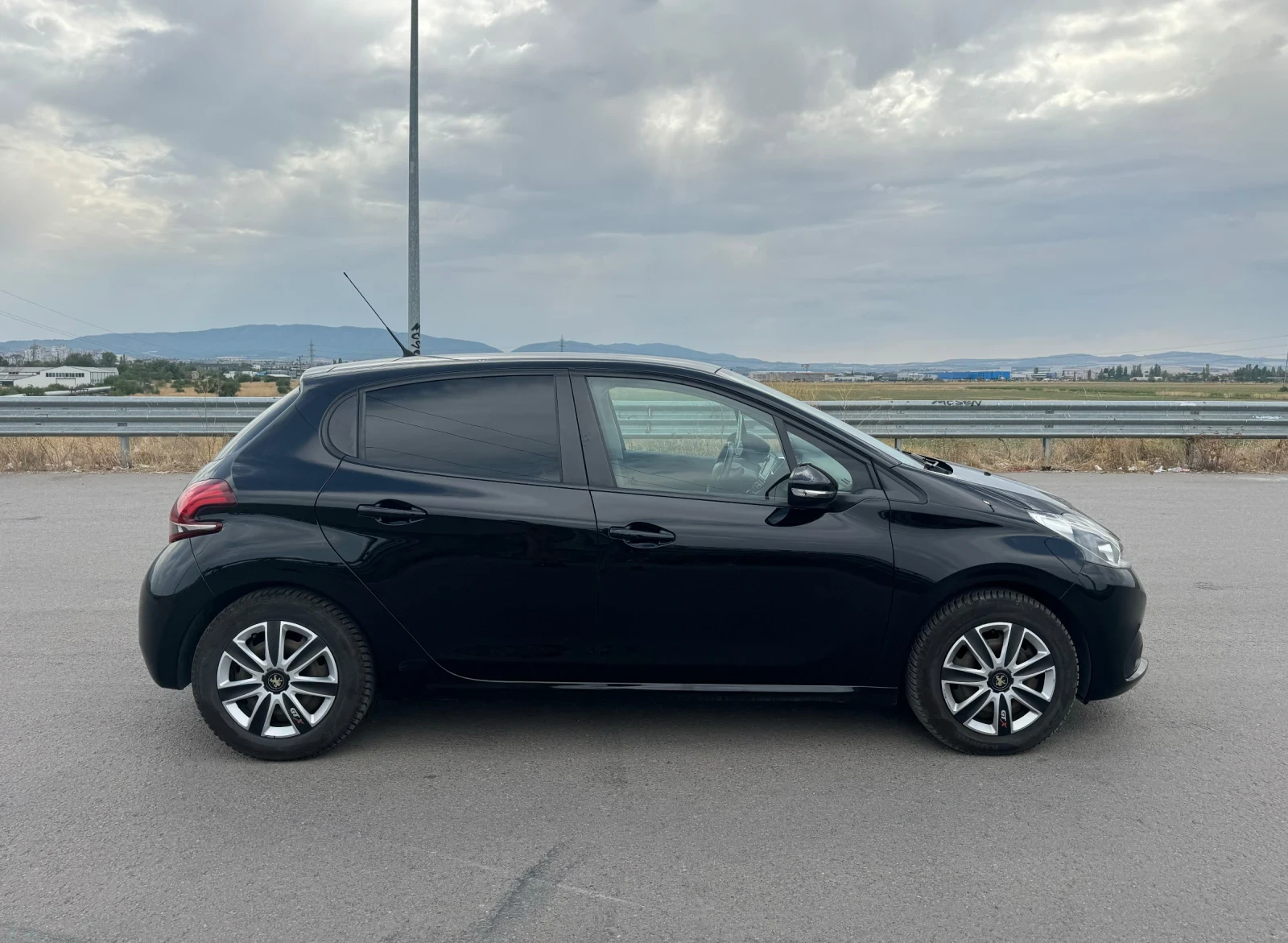 Peugeot 208 1.2i Сервизна история - изображение 4