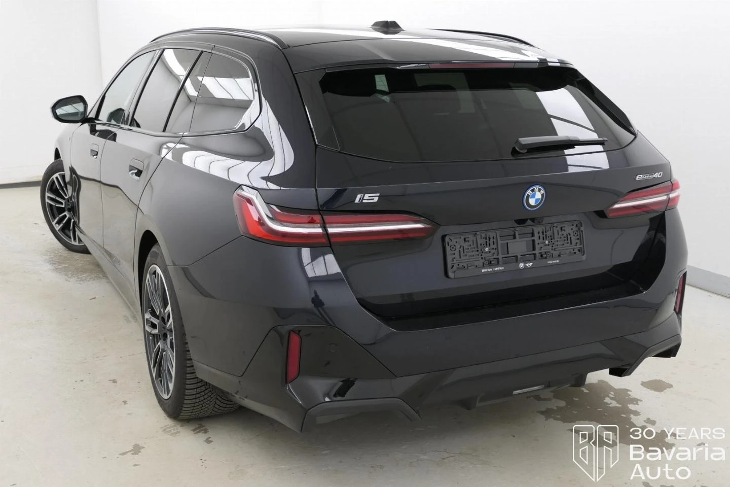 BMW i5  i 40 eDrive Touring Automatic - изображение 2