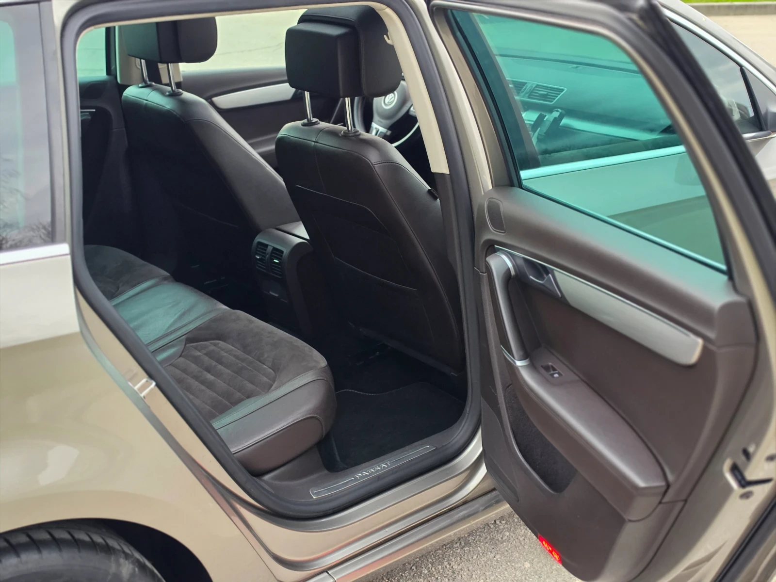 VW Passat 2.0TDI* 4x4* НАВИ* КОЖА* ПАНОРАМА* LED* FULL, снимка 10 - Автомобили и джипове - 54059017