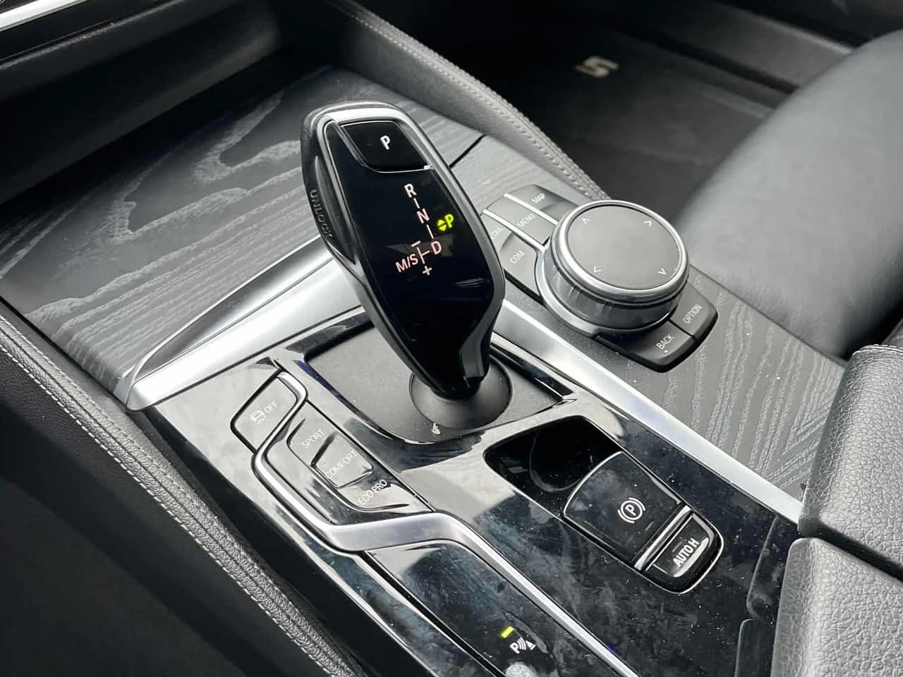 BMW 530 i xDrive/HUD/AMBIENT/ПОДГРЕВИ/ШИБИДАХ, снимка 9 - Автомобили и джипове - 54655839