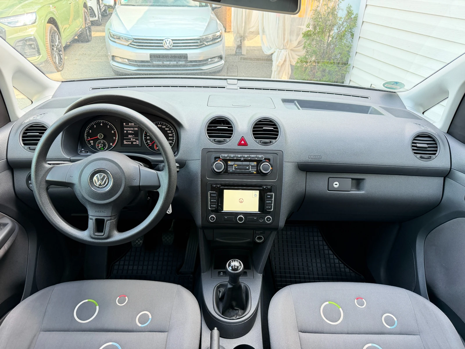 VW Caddy 2.0i EcoFuel Maxi-7местен ПЪЛНА ИСТОРИЯ В VW    , снимка 7 - Автомобили и джипове - 54736732