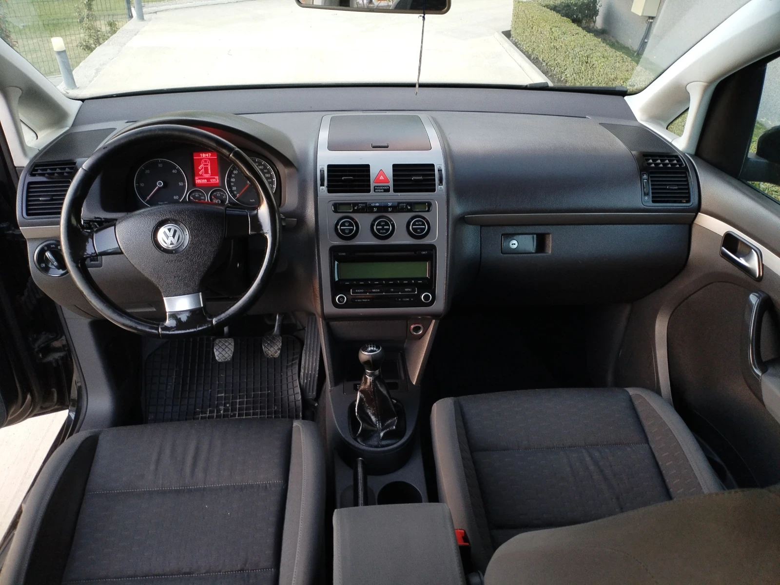 VW Touran 1.9 TDI 105HP Климатроник Подгреви Темпомат , снимка 13 - Автомобили и джипове - 55901491