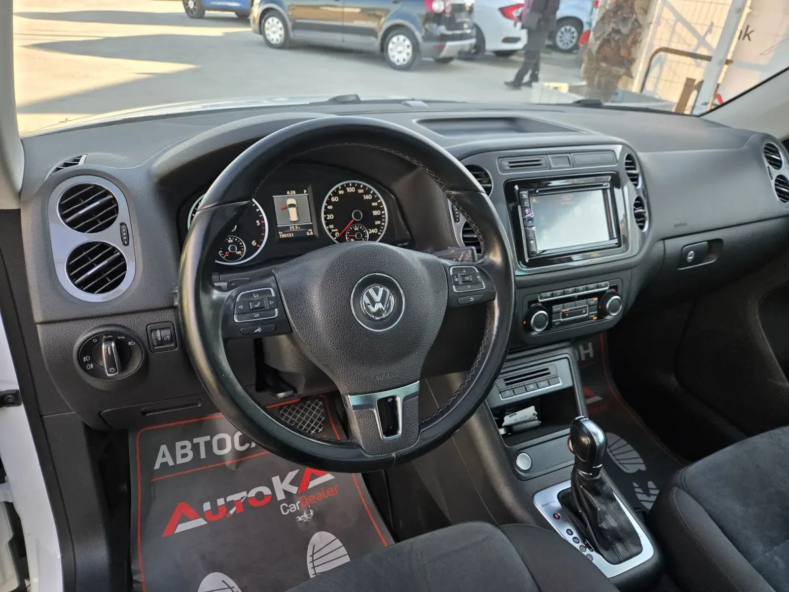 VW Tiguan 2.0TDI-140кс= АВТОМАТ= ПАНО= LED= KEYLESS= 4х4= ТО, снимка 8 - Автомобили и джипове - 56202378