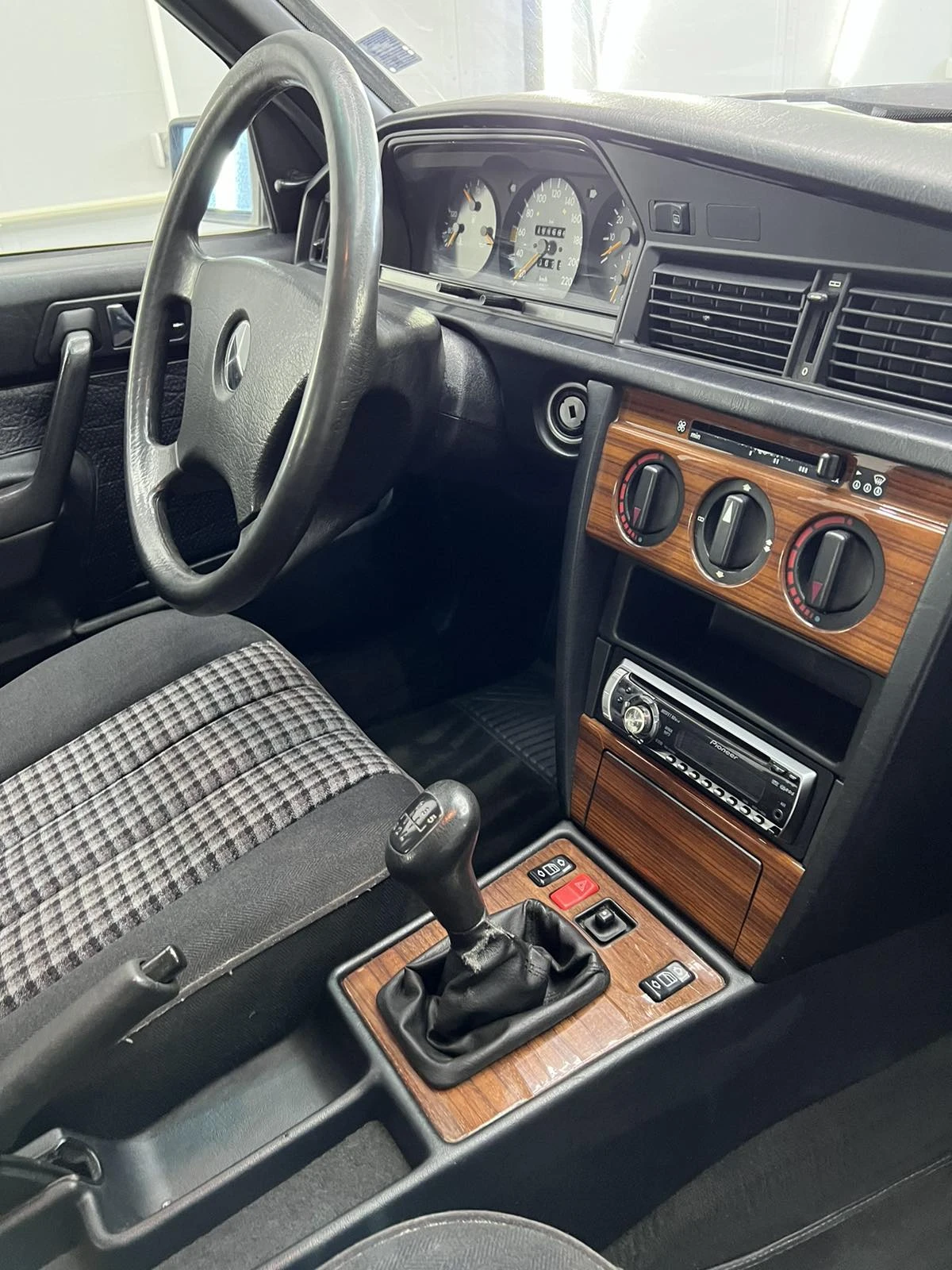 Mercedes-Benz 190 190 Е W 201 - изображение 4
