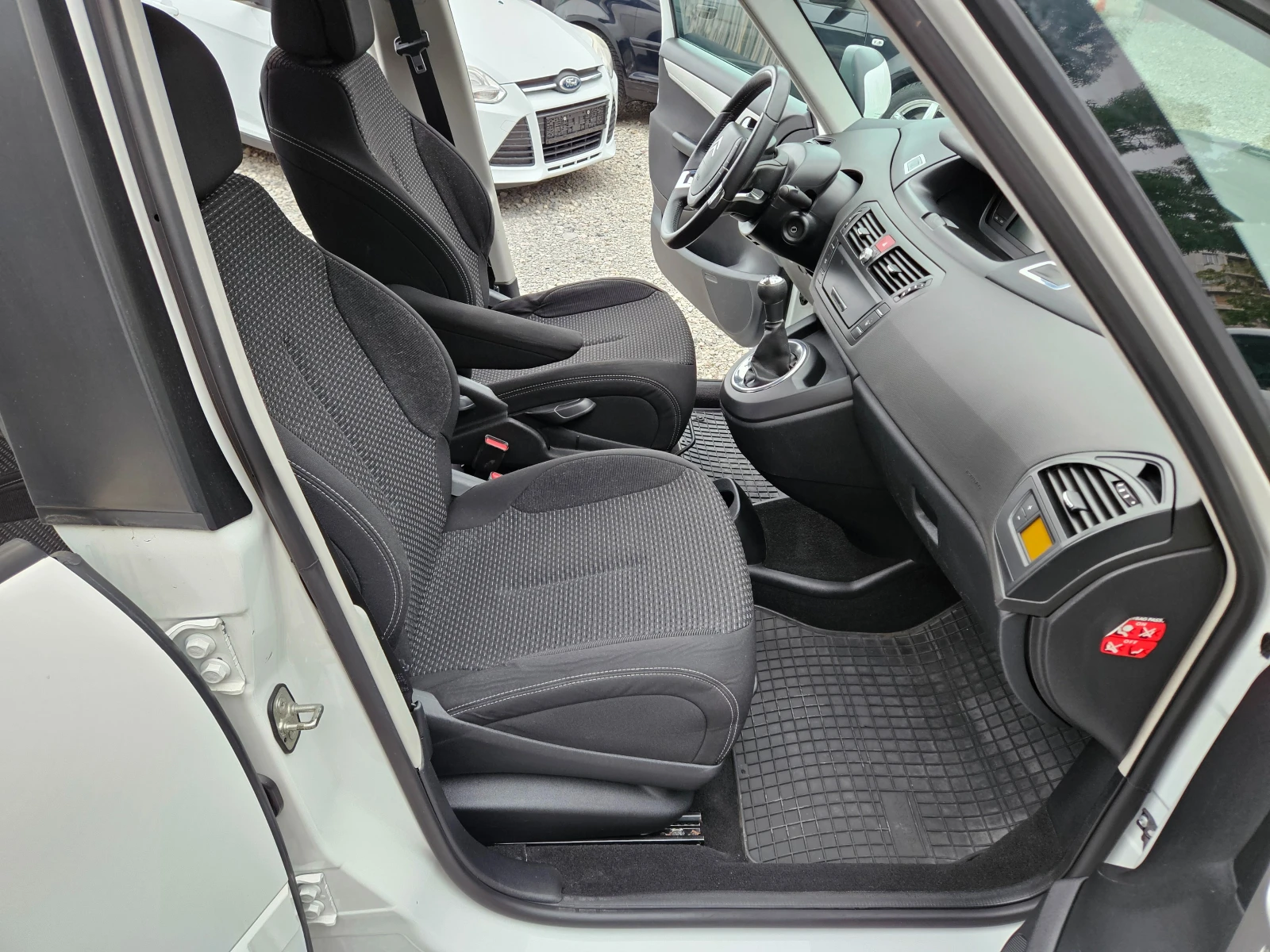 Citroen C4 Picasso 1.6 бензин 120кс., снимка 12 - Автомобили и джипове - 52690504