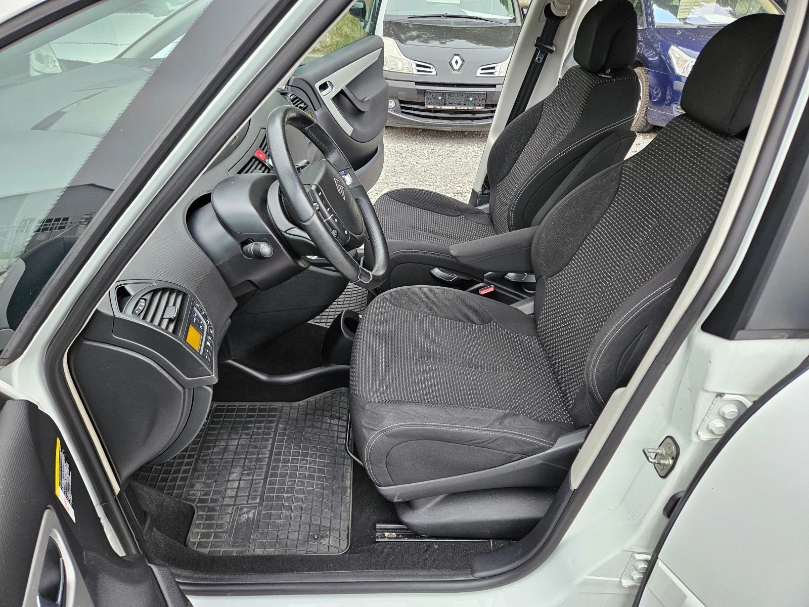 Citroen C4 Picasso 1.6 бензин 120кс., снимка 9 - Автомобили и джипове - 52690504