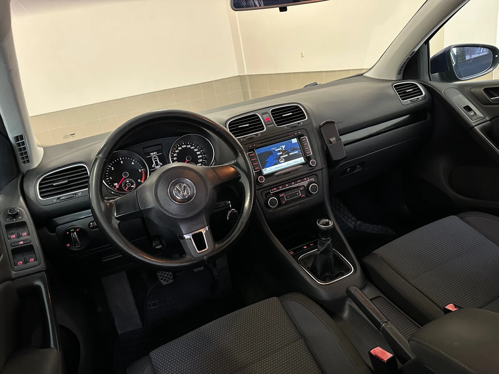 VW Golf 2.00tdi/110к.с/ОБСЛУЖЕН/КАТО НОВ/УНИКАТ/Navi/Full/, снимка 11 - Автомобили и джипове - 53874736