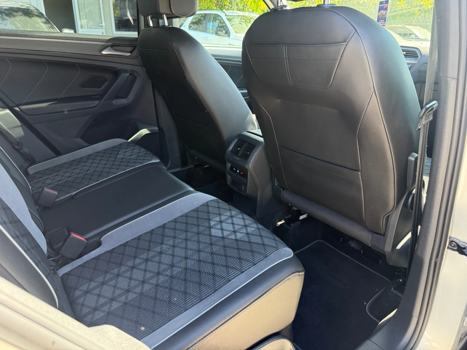 VW Tiguan 2.0TDI - R-LINE - FACELIFT - 90 000KM!, снимка 14 - Автомобили и джипове - 52638823