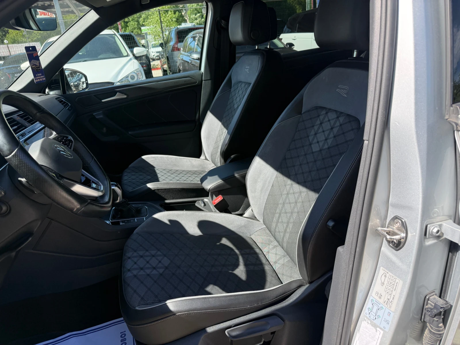 VW Tiguan 2.0TDI - R-LINE - FACELIFT - 90 000KM!, снимка 9 - Автомобили и джипове - 52638823