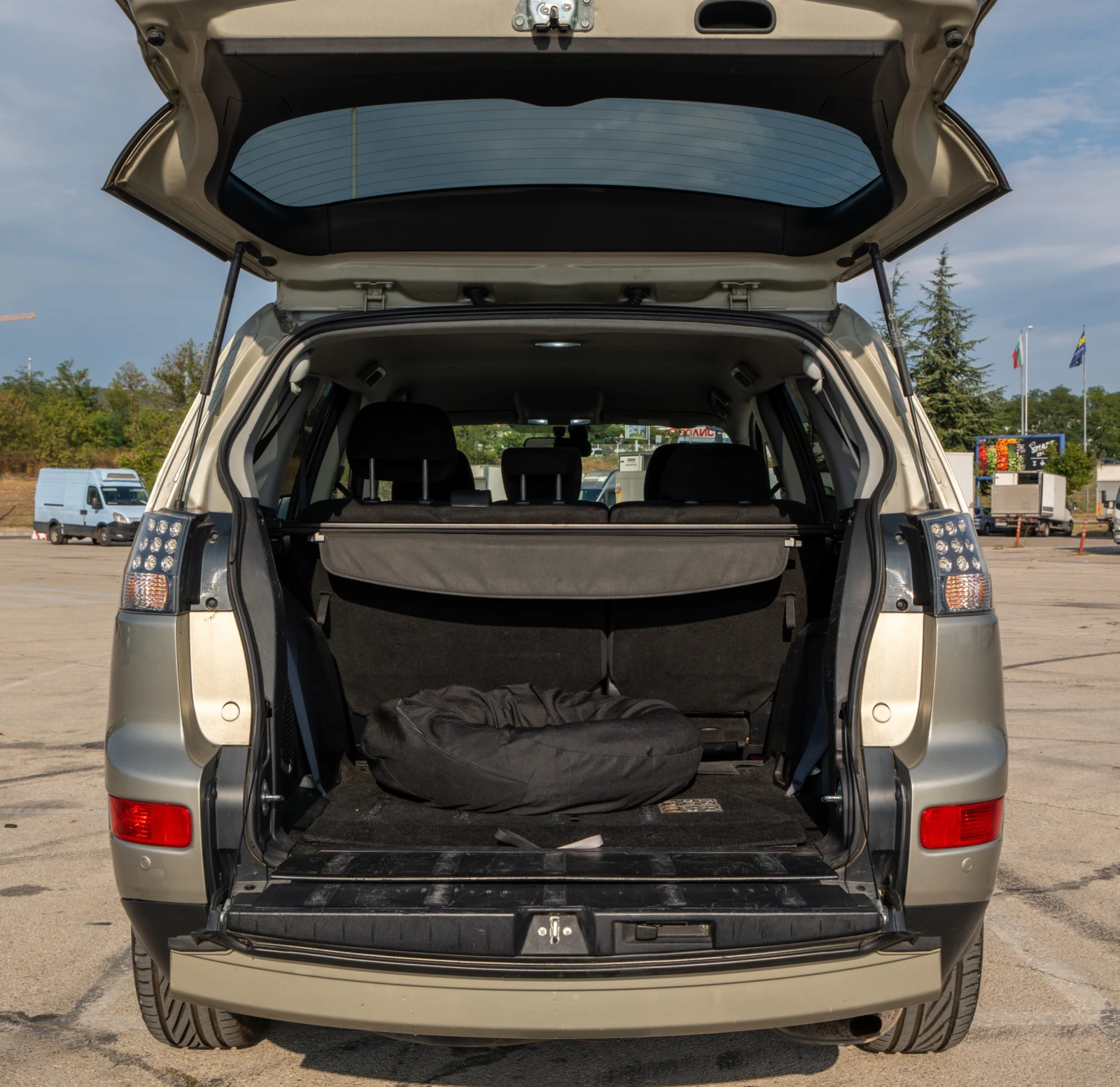 Mitsubishi Outlander, снимка 9 - Автомобили и джипове - 55826571