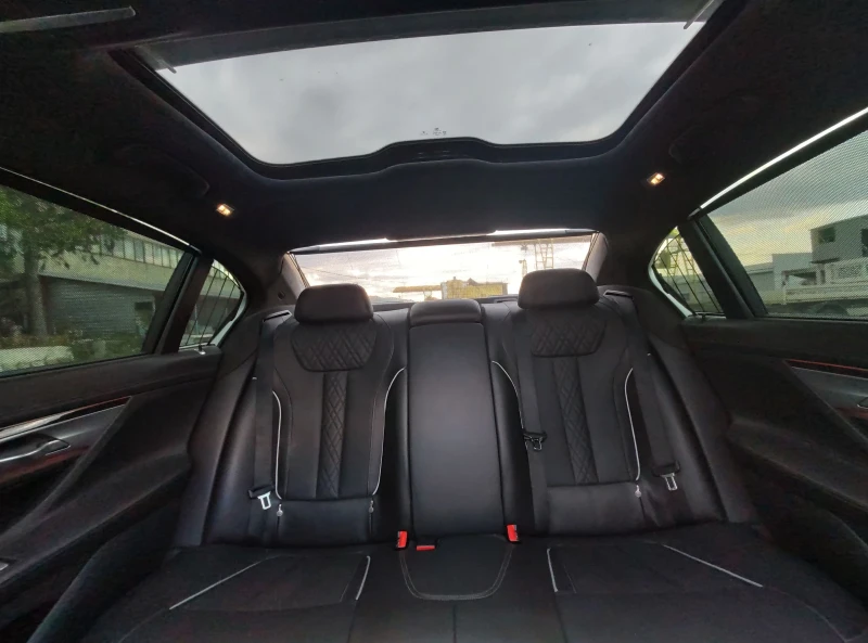 BMW 750  i ///M Black, снимка 10 - Автомобили и джипове - 52099093