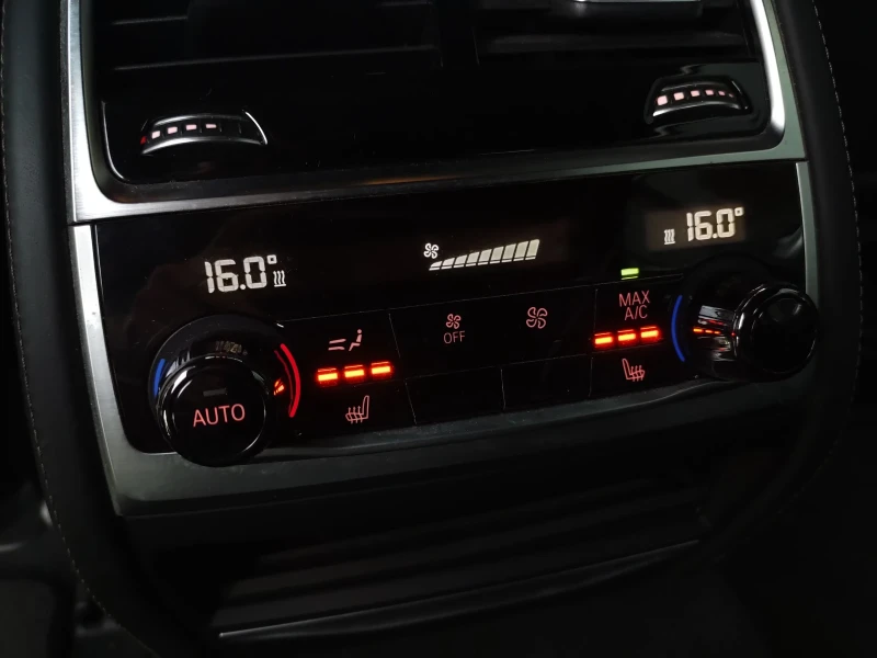 BMW 750  i ///M Black, снимка 9 - Автомобили и джипове - 52099093