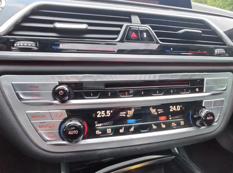 BMW 750  i ///M Black, снимка 8 - Автомобили и джипове - 52099093