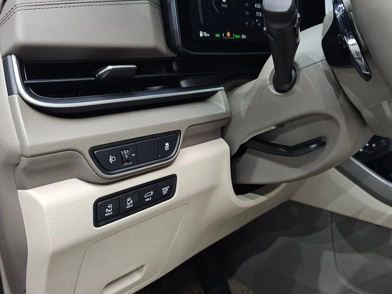 Kia Carnival 1.6 240 hp Automatic, снимка 17 - Автомобили и джипове - 55753884