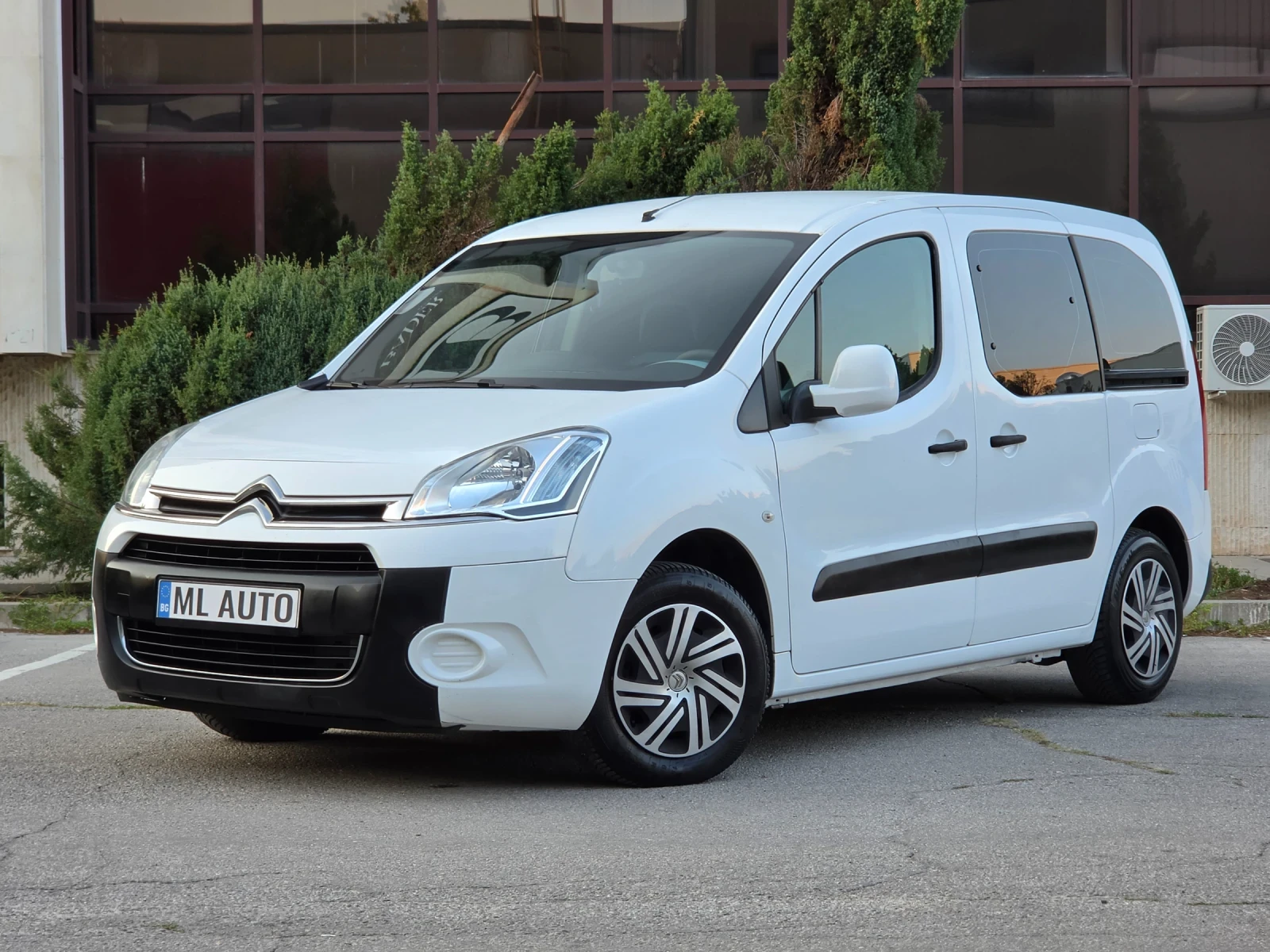 Citroen Berlingo 1.6HDI 92hp * EURO 5 * ПЪТНИЧЕСКИ * КЛИМАТИК * , снимка 2 - Автомобили и джипове - 56019393