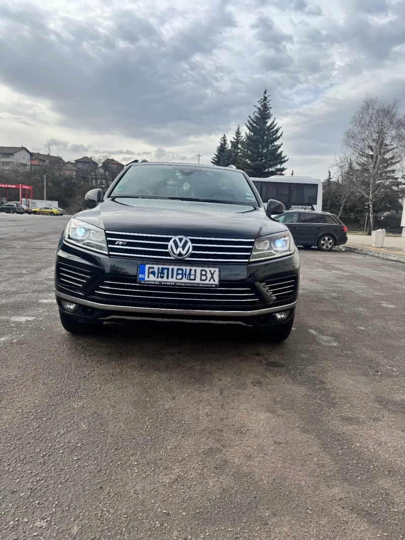 VW Touareg 3.0TDI Rline 4x4 panorama full extra!! КАТО НОВА!, снимка 2 - Автомобили и джипове - 53145921