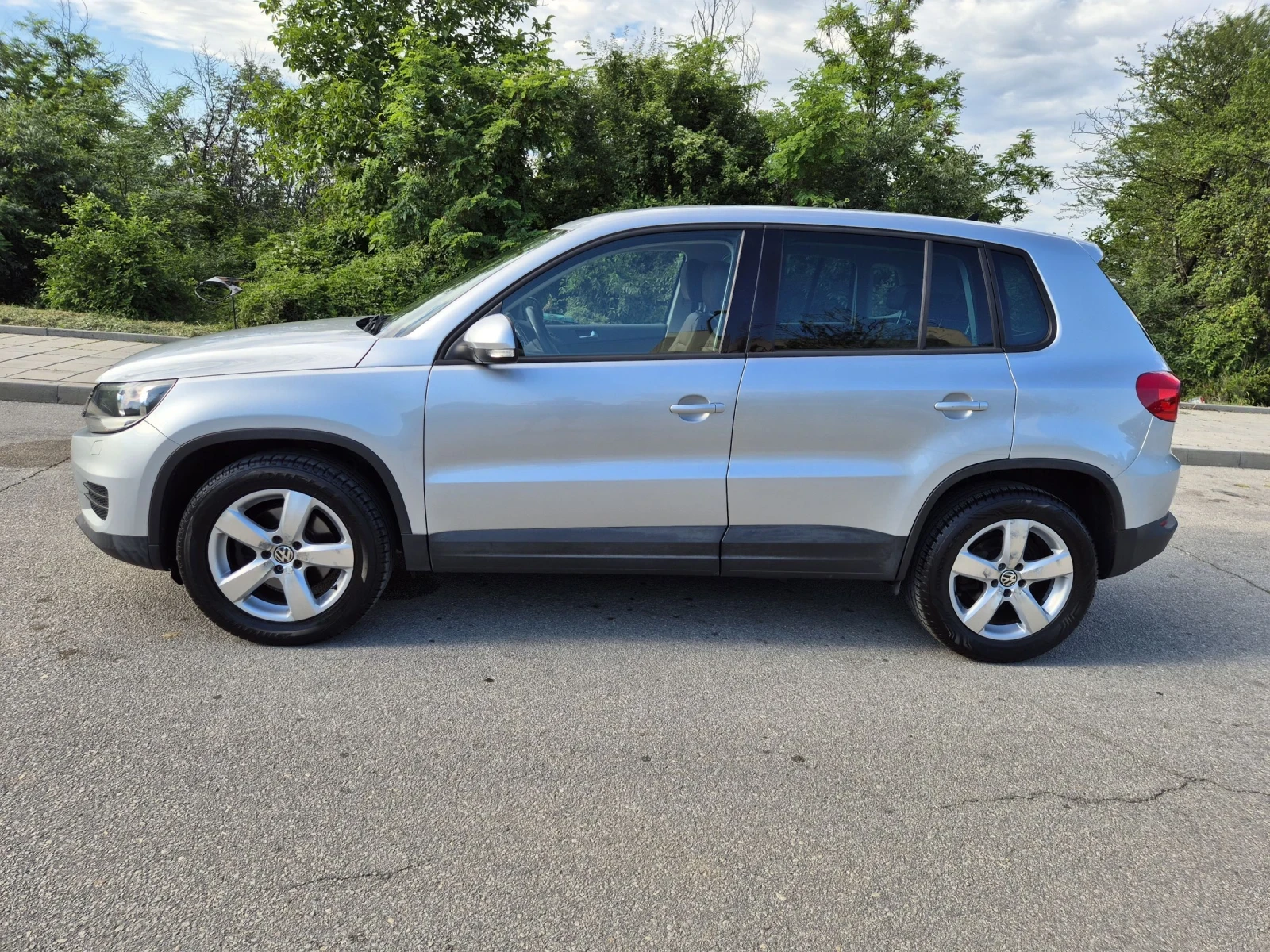 VW Tiguan 2.0TDI FaceLift Navi Кожа Камера Подгрев, снимка 8 - Автомобили и джипове - 54916864