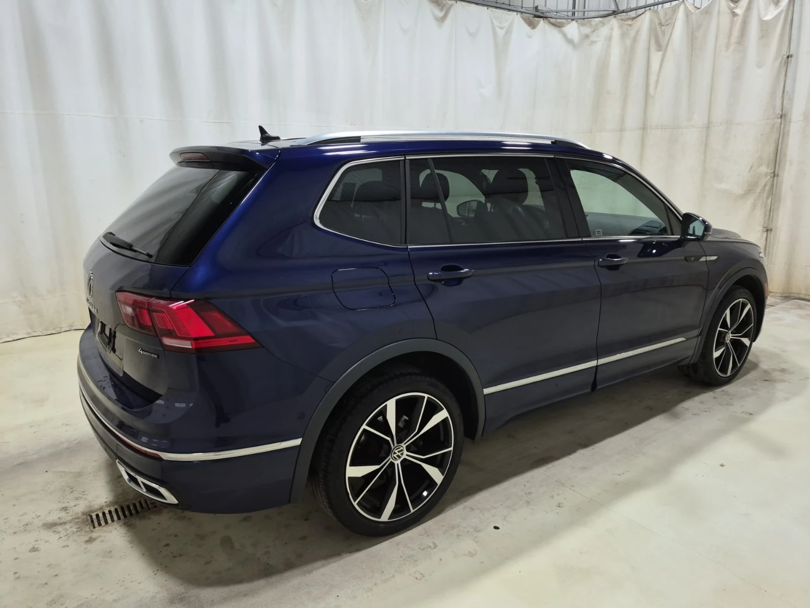 VW Tiguan / HIGHLINE R LINE / 360 / FENDER AUDIO / PANO, снимка 3 - Автомобили и джипове - 56114887