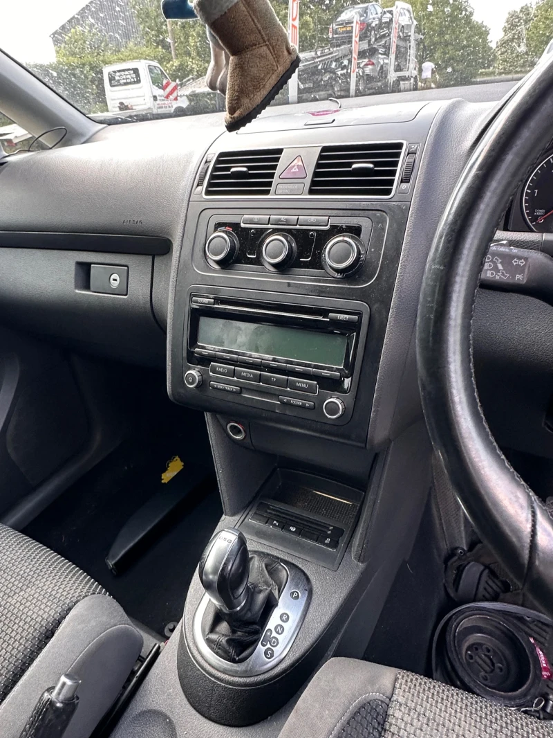 VW Touran 1.6tdi dsg, снимка 10 - Автомобили и джипове - 51899805
