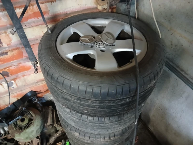 Mercedes-Benz E 220, снимка 3 - Автомобили и джипове - 52729283