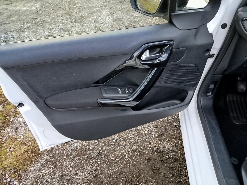 Peugeot 208 1.6HDI-140хил.км., снимка 9 - Автомобили и джипове - 53047299